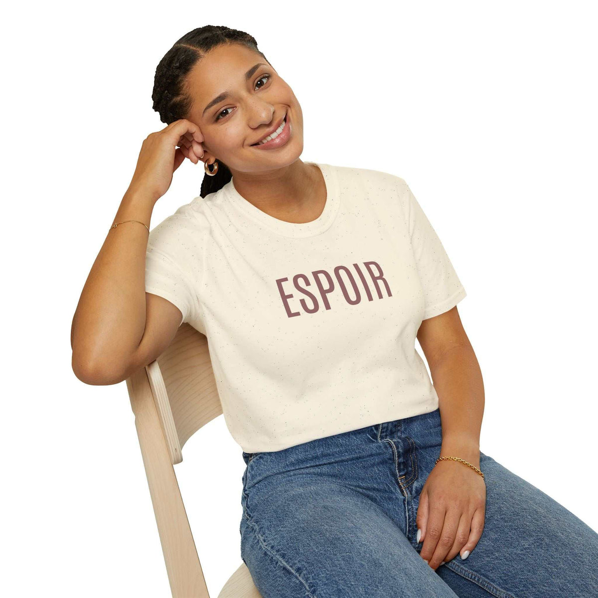 Woman wearing Espoir T-Shirt with French design and classic fit made of 100% ring-spun cotton